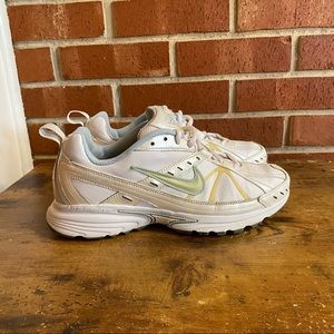 Vintage Y2K Nike Dart 6 VI 318803-111 White Womens Athletic Shoes Size 9 2008